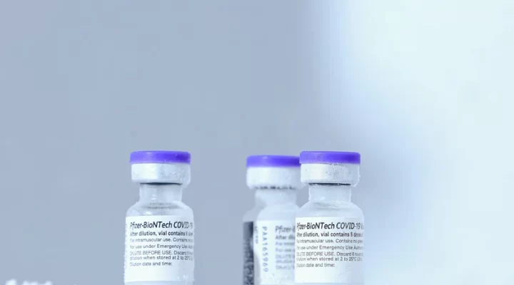 Anvisa pede à Pfizer informações sobre estudos de 3ª dose de vacina