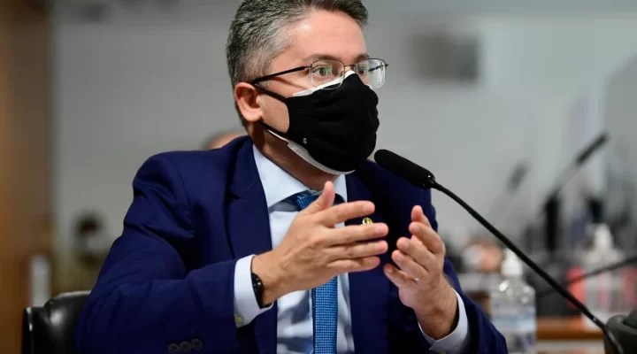 Vieira diz que vai recorrer de arquivamento de notícia-crime sobre Aras