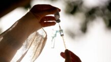 Covid-19: Brasil avalia aplicar dose de reforço a público específico