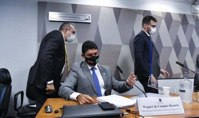 Após chamar senadora de “descontrolada”, ministro pede desculpas no Twitter