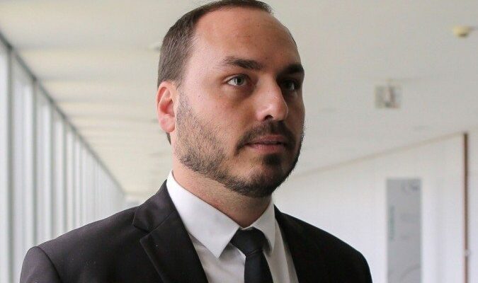 Juiz aponta Carlos Bolsonaro como chefe de organização criminosa