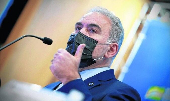 Governadores ignoram Ministério da Saúde e vacinação de adolescente continua