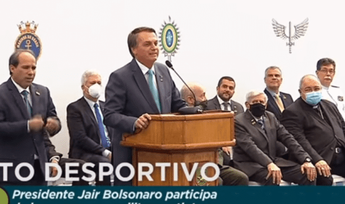 “Quem quer paz, se prepare para a guerra”, diz Bolsonaro