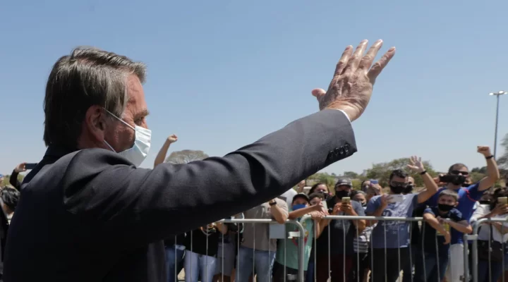 Bolsonaro toma café com ministros e parlamentares