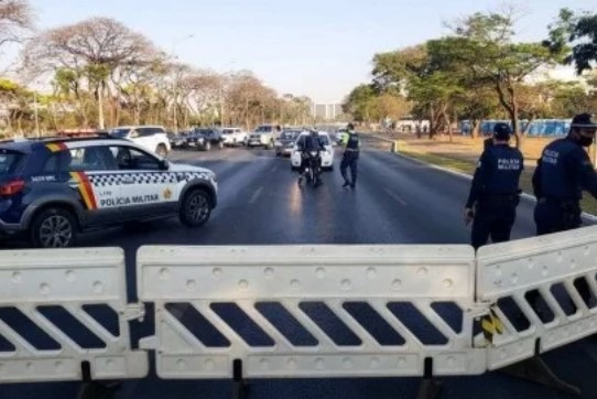Manifestantes pró-governo começam a encher Esplanada; protesto contra têm baixo movimento
