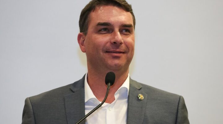 Defesa de Flávio pede ao STF para extinguir processo que julgaria foro privilegiado