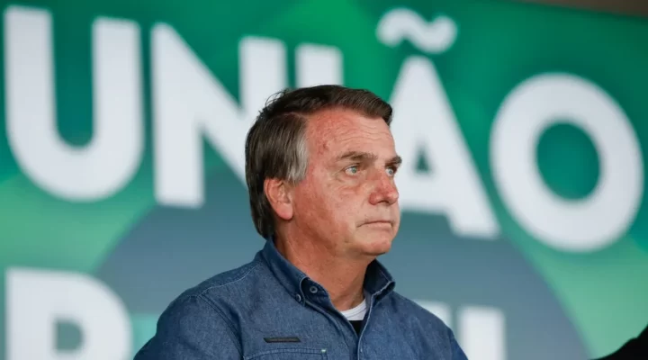 Bolsonaro faz ‘ultimato’ a Barroso e Moraes: “Curvem-se à Constituição; vocês estão no caminho errado”