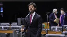 Auxílio Brasil turbinado causa impasse com equipe econômica e é adiado