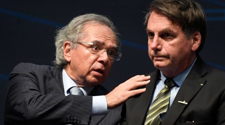 Guedes pediu demissão, mas Bolsonaro tenta convencê-lo a ficar no governo