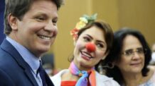 Com Michelle vestida de palhaça, Mario Frias lança campanha “Respeitável Circo!”