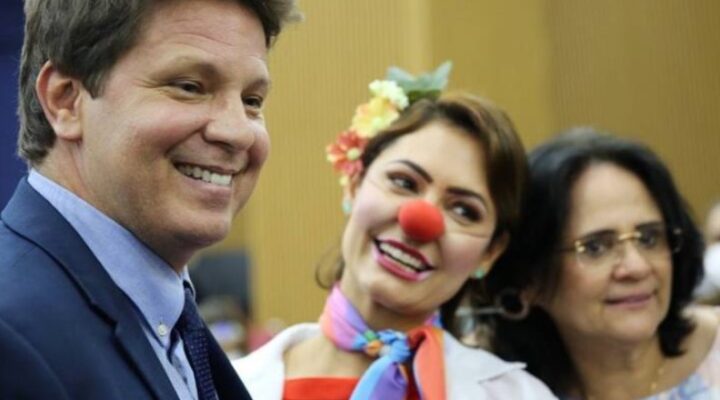 Com Michelle vestida de palhaça, Mario Frias lança campanha “Respeitável Circo!”