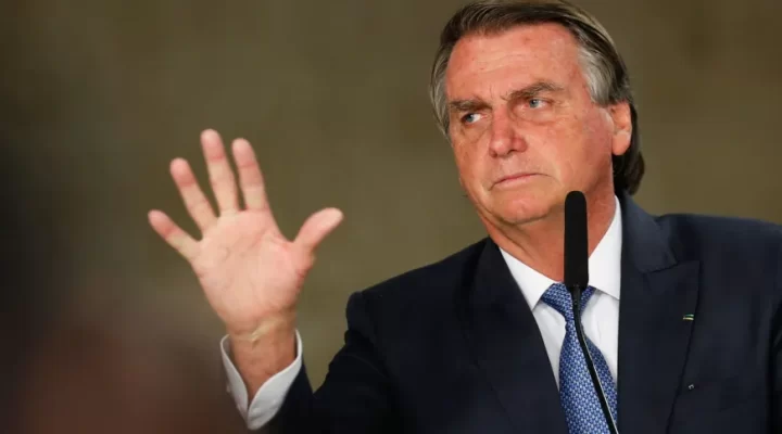“Dois reais é, no mínimo, nosso alvo para reduzir a gasolina”, diz Bolsonaro