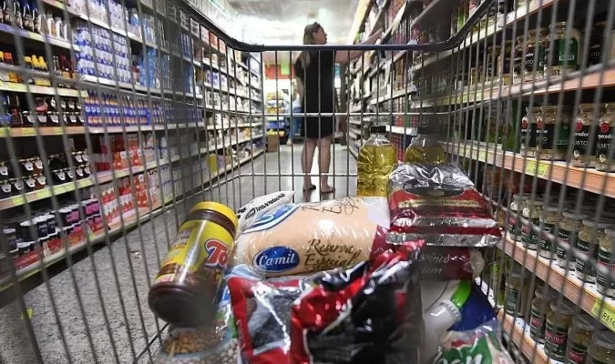 IPCA-15 recua em agosto, mas comida continua pesando no bolso