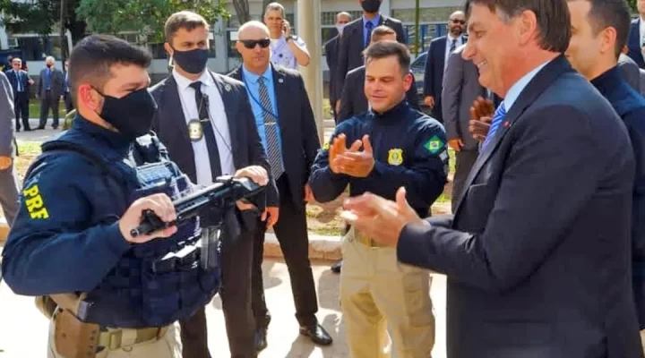 Bolsonaro veta reajuste específico para policiais e Abin ao sancionar diretrizes do orçamento de 2023
