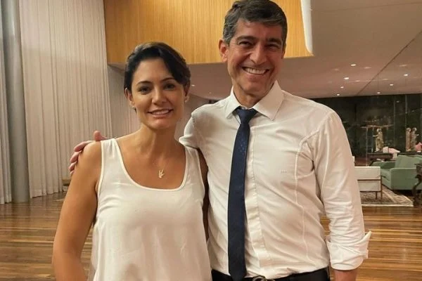 Guru de Michelle, pastor é acusado de abafar golpe contra fiéis