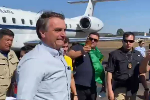 Bolsonaro dá largada na campanha após ser recebido por apoiadores em Juiz de Fora