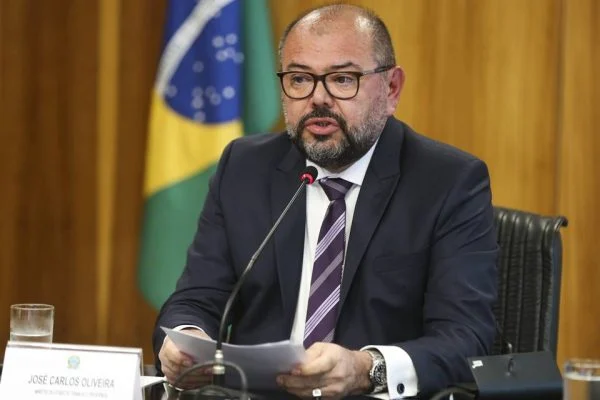 Ministro do Trabalho nomeia ex-sócia em cargo com salário de R$ 16 mil