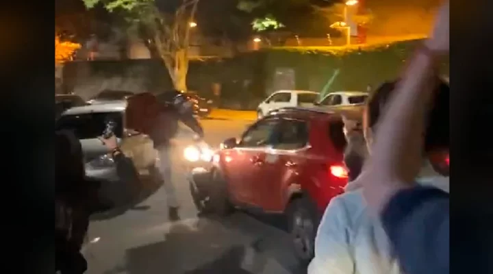 Salles bate em moto durante protesto e foge; assista