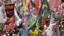 Luiz Inácio Lula da Silva (PT) é eleito presidente pela terceira vez