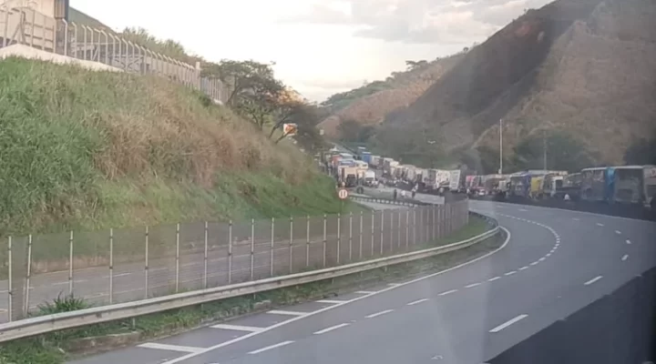 PRF pede que AGU consiga liminar para liberar estradas