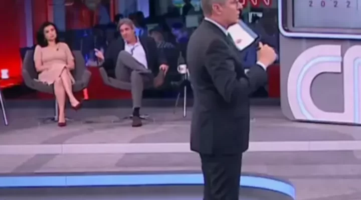 Jornalista tem microfone cortado na CNN ao sair em defesa de Jefferson