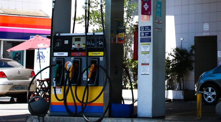 Preço da gasolina nos postos volta a subir após 15 semanas