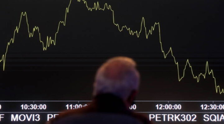 Ibovespa cai quase 2% após falas de Lula e anúncio de PEC do Estouro; dólar sobe