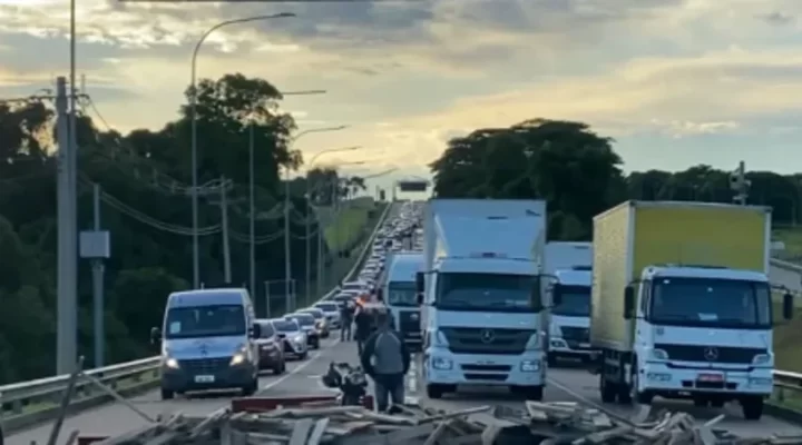 Caminhoneiros bloqueiam acesso ao Aeroporto de Viracopos
