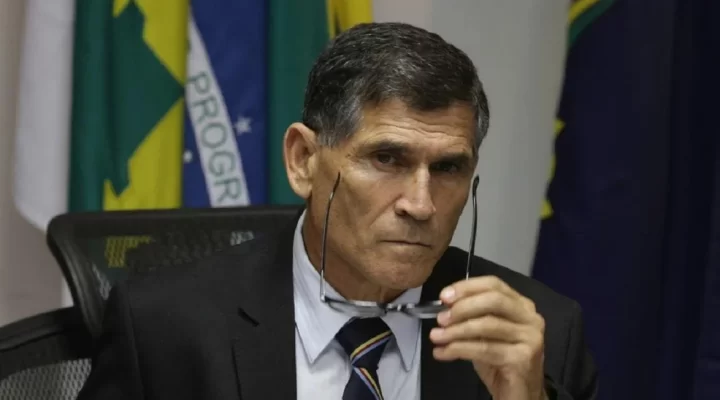 Santos Cruz critica protestos em frente a quartéis: “Manipulação da população”