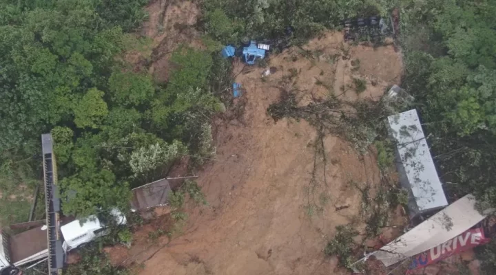 Número de pessoas arrastadas por deslizamento na BR-376 ainda é desconhecido, segundo Defesa Civil