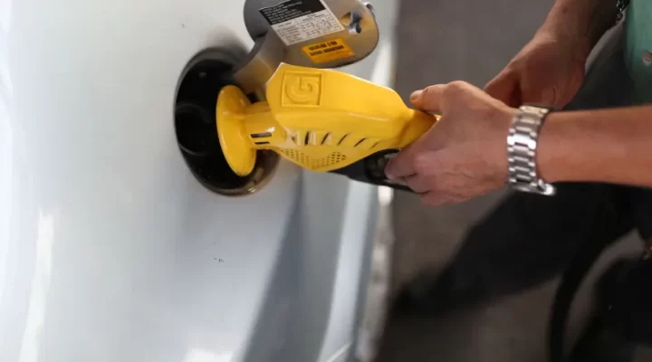 Redução no preço do diesel e gasolina para distribuidoras começa nesta quarta (7)