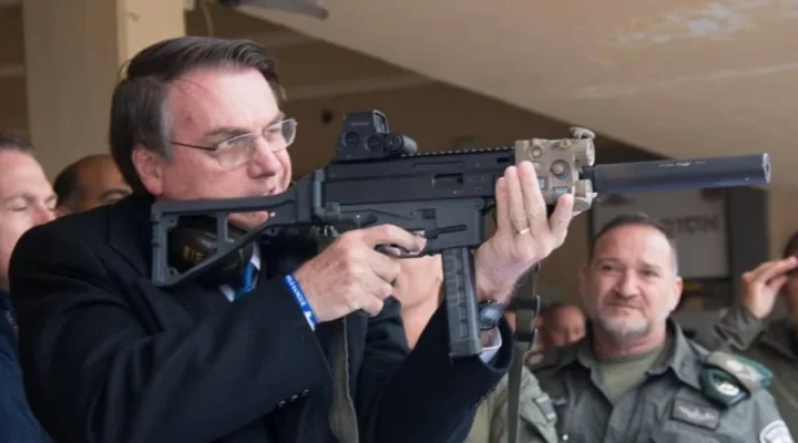 Governo Bolsonaro liberou em média 26 armas por hora para CACs