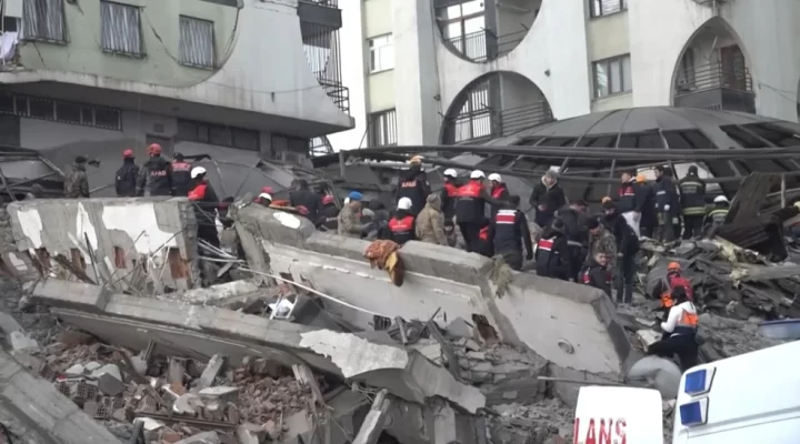 Nº de mortes causadas por terremoto na Turquia e Síria passa de cinco mil