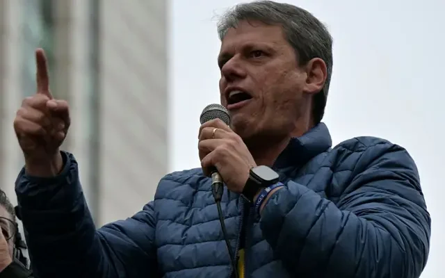 Tarcísio de Freitas adota “Bolsonaro Acima de Tudo” e acende alerta no STF sobre 2026